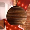 Ball – en rund hængelampe af pap, 26 cm