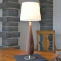 Bordlampe Lara med træfod og tekstilskærm, 61cm