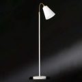 Hvid standerlampe Hopper med bronze detaljer