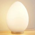 Bordlampe Oulo i opalglas og æggeform, hvid